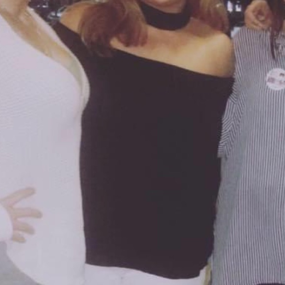 Off shoulder top with choker